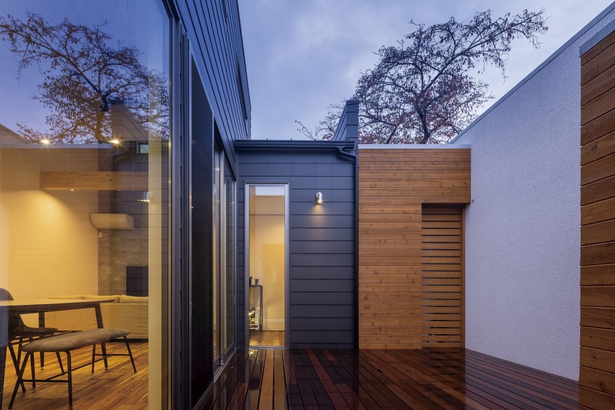 In town -街中に佇む家